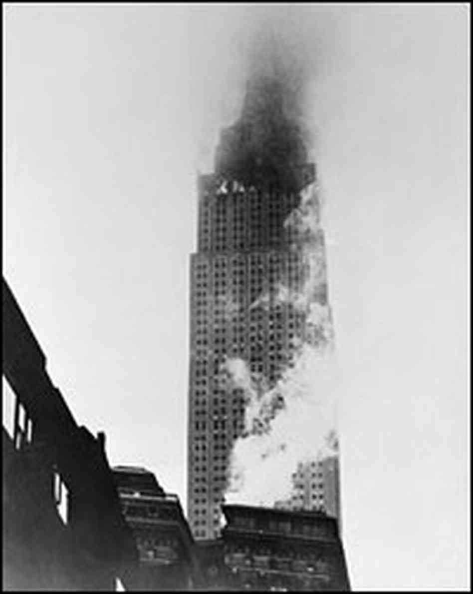 1945. július 28. Az Empire State Building felső emeletei lángokban, miután egy B-25-ös bombázó ütközött neki..jpg