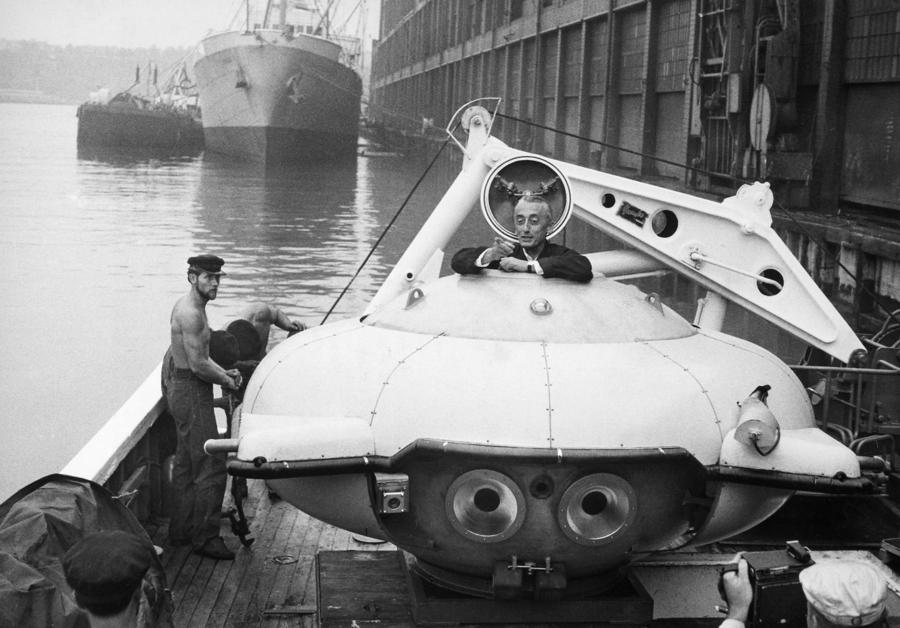 1959. Jacques Cousteau, hajója a Calypso fedélzetén a merülőhajóját próbálgatja. New York..jpg