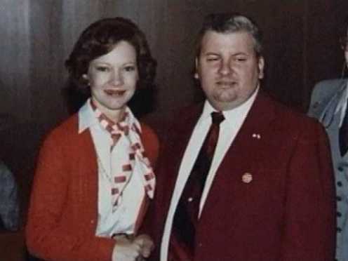 1978. John Wayne Gacy a sorozatgyilkos Rosalynn Carterrel, a first ladyvel fényképezkedik egy rendezvényen. Még abban az évben letartóztatták..jpg