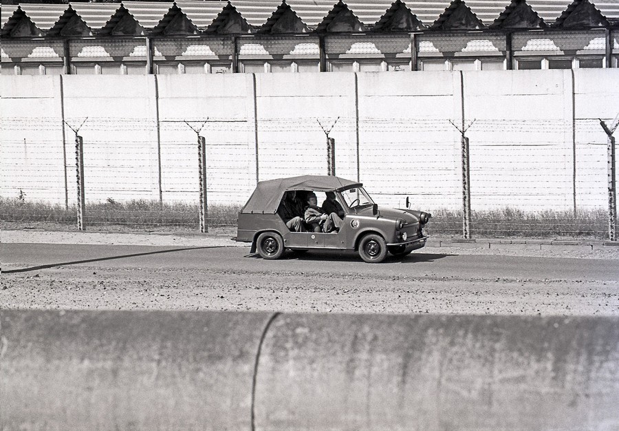 1988. DDR. Határőr-járőr a Berlini falnál Trabant Tramp gépkocsiban..jpg