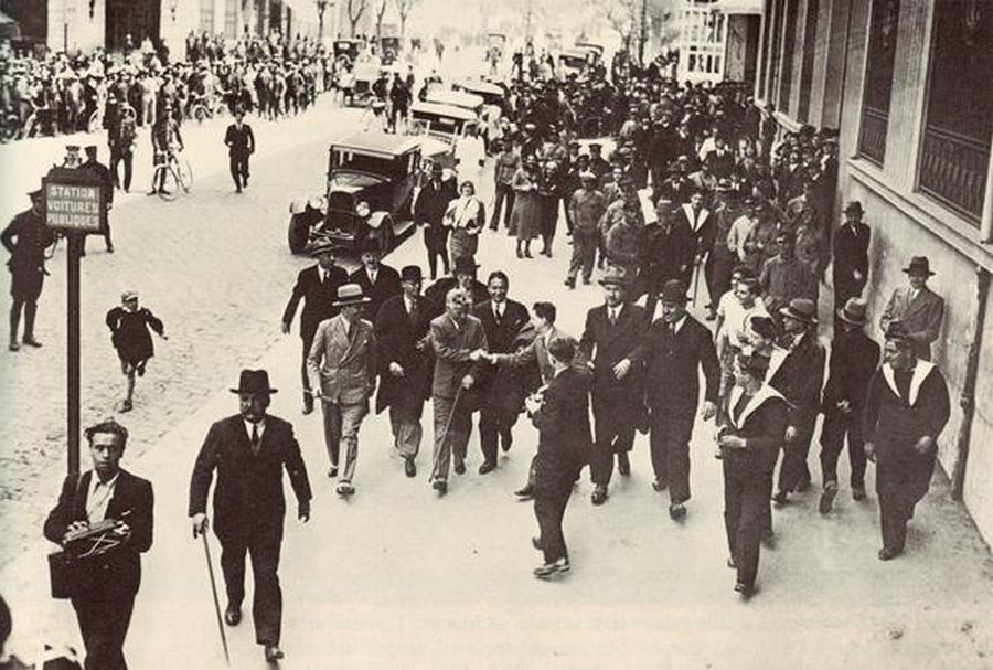 1936. Charlie Chaplin Marseille-ben. Európai túrája során a Modern idők című filmjét népszerűsítette..jpg