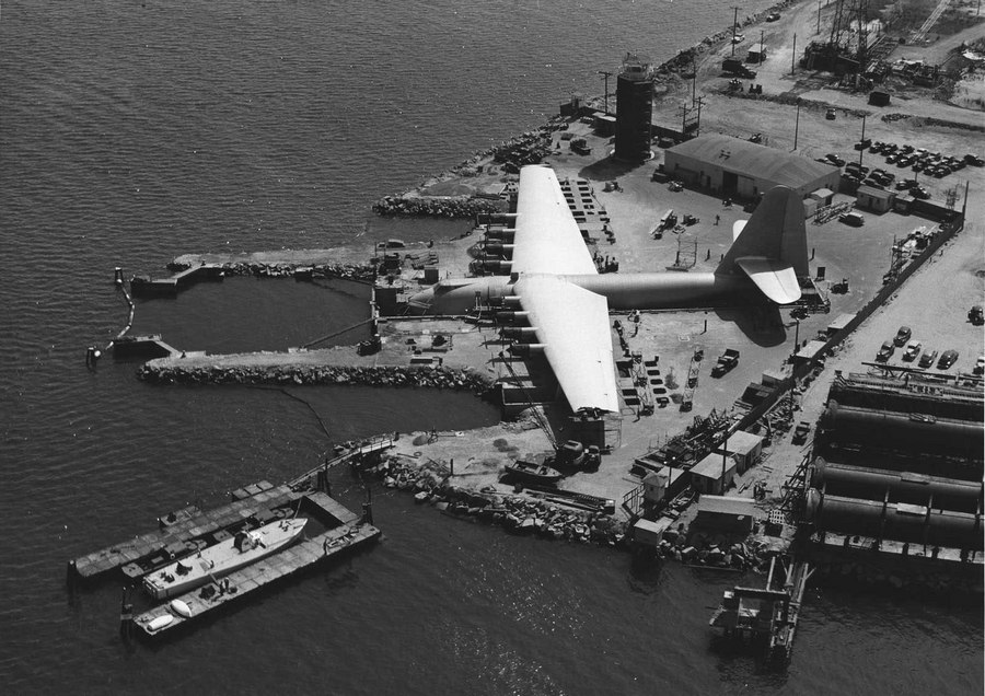 1940. A Hughes H-4 'Spruce Goose' építésének befejező munkálatai zajlanak. Long Beach, Kalifornia..jpg
