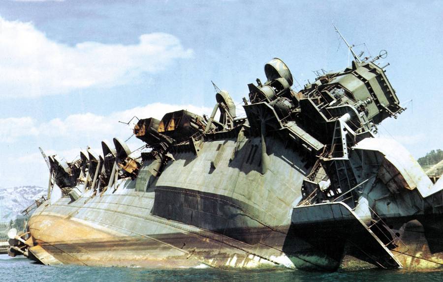1945. július 29. A japán császári hadihajó az Amagi az amerikai támadás után sérülten a Kure tengerészeti bázison..jpg