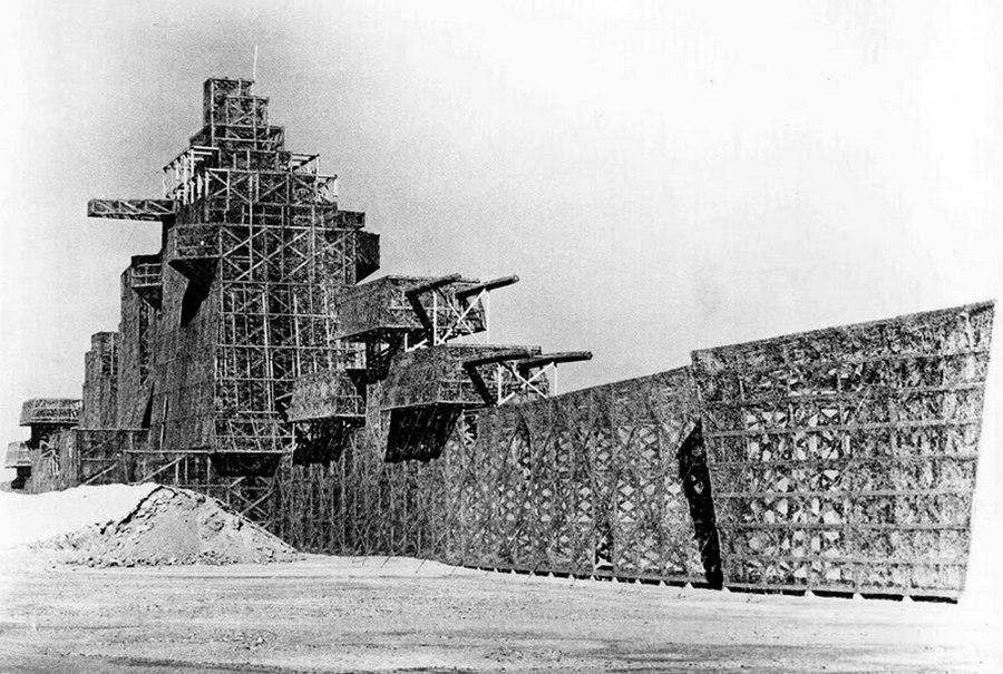 1950. A 200 méteres Muroc Maru nevű épített műhajó az Edwards légitámaszponton szolgált a repülők célpontjaként..jpg
