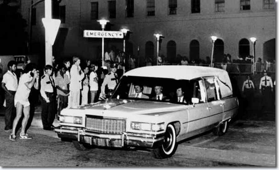 1977. augusztus 16. Elvis Presley testést szállító autó elhagyja a Baptist Memorial kórházat Memphisben..jpg