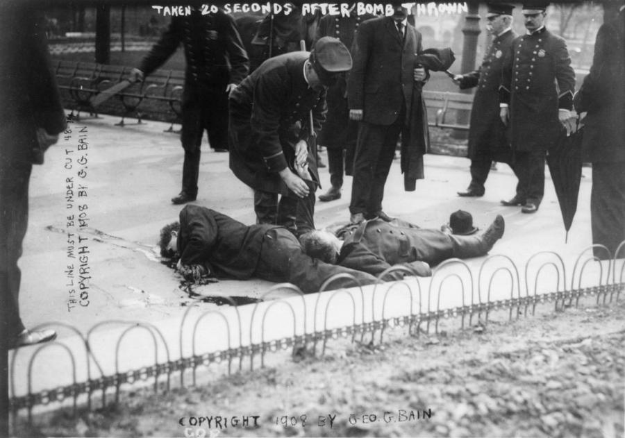 1908. Anarchista merénylő és egy járókelő holtteste New Yorkban az Union square-en kevesebb, mint fél perccel a bomba robbanás után..jpg