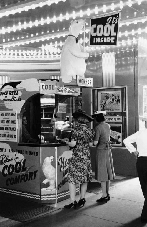 1940- Chicago. Újonnan nyílt légkondicionált mozi pénztára..jpg