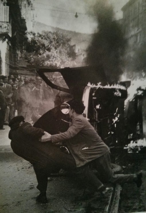 1953. Olaszország. Égő rendőrautó a trieszti diákzavargások idején..jpg