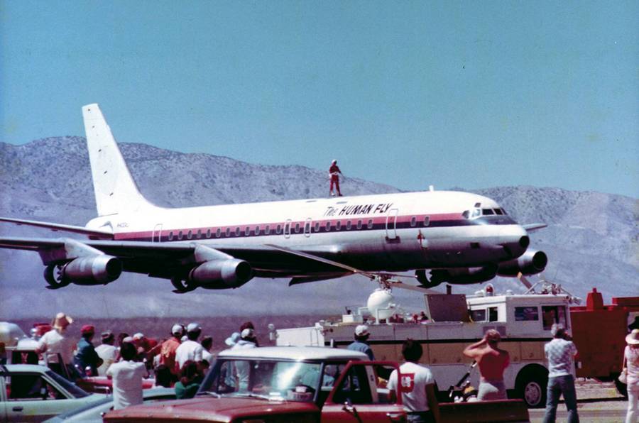 1976. The Human Fly, azaz az légyember egy alacsonyan szálló DC-8-as tetején állva repül el a nézők előtt..jpg