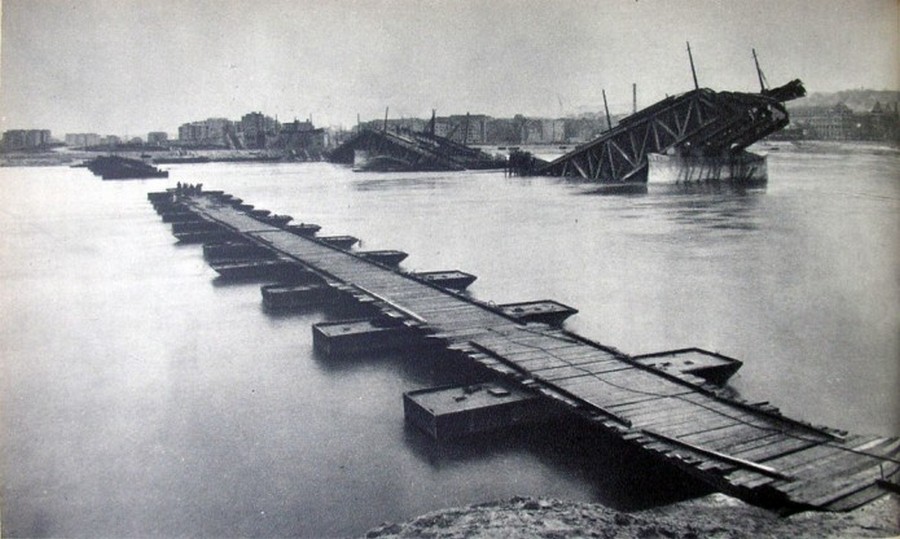 1945. Ideiglenes hajóhíd a Dunán a felrobbantott Margit-híd mellett..jpg