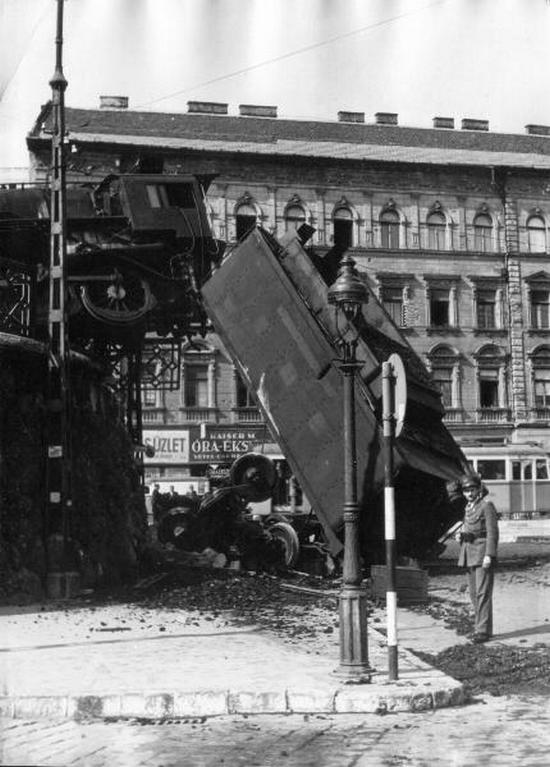 1948. Budapest Déli pályaudvaron egy gőzmozdony a vérmezői fordítón keresztül haladva áttörte a vágányzáró bakot és a mögötte lévő kerítést. A szerkocsi a 3,5 méter magas támfalról az Endresz György térre zuhant..jpg