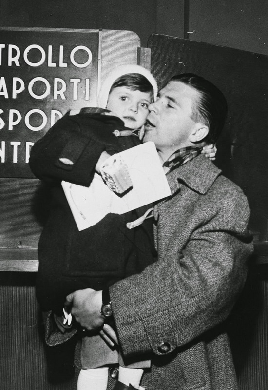 1956. Puskás Ferenc lányával Olaszországban..jpg