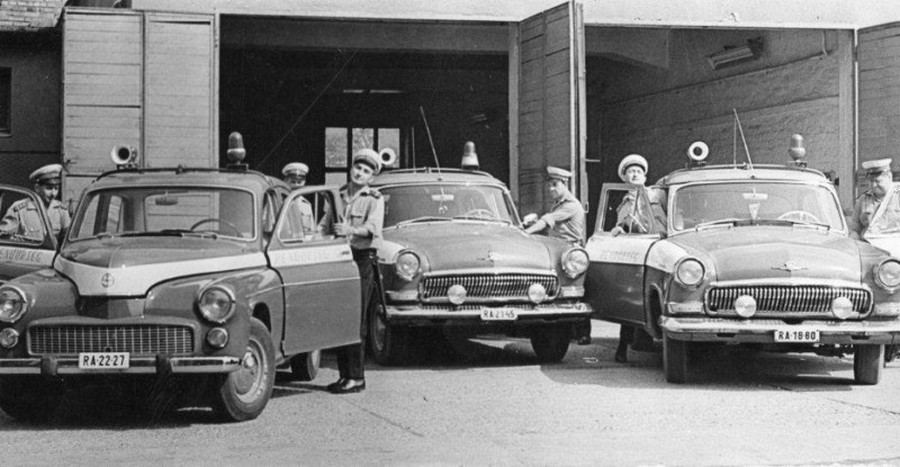 1970 körül. Miskolci URH-s rendőrautók. Warszawa és két Volga..jpg