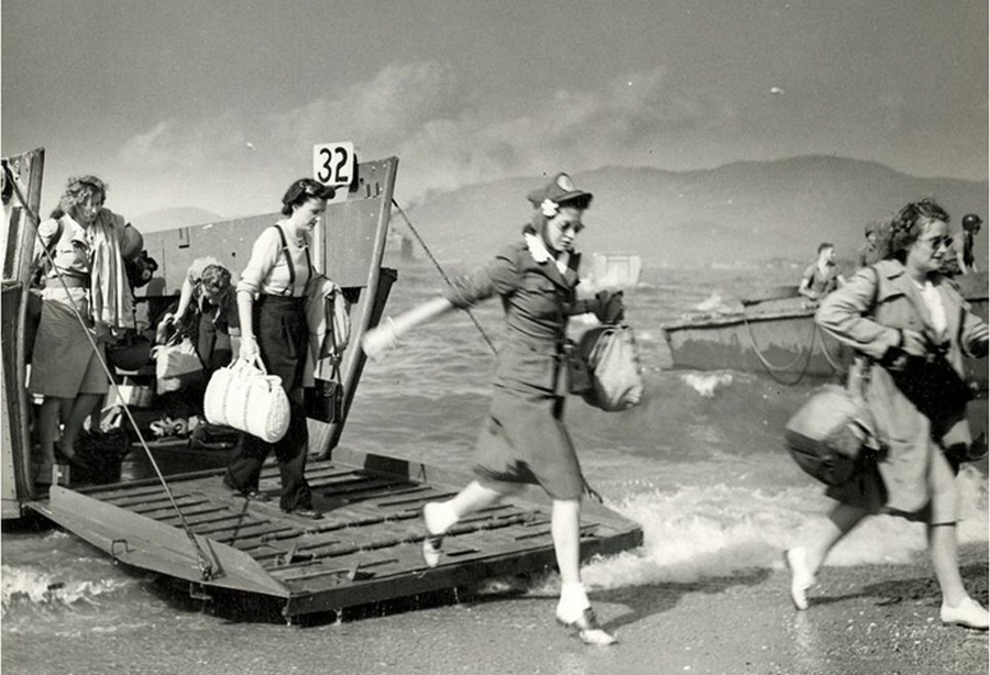 1944. Ez is egy partraszállás. Dél-Franciaországba nővérek és egészségügyi dolgozók érkeznek..jpg