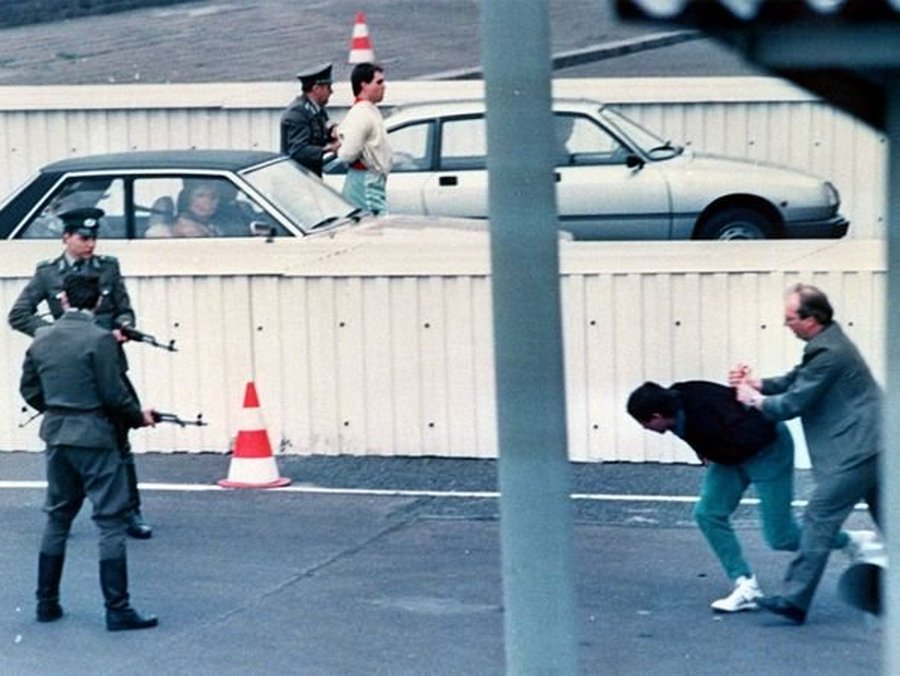 1989. április 10. Két NDK állampolgárt vesznek őrizetbe a határőrök, miután nyugati látogatók autójának csomagtartójában próbáltak az NSZK-ba szökni..jpg