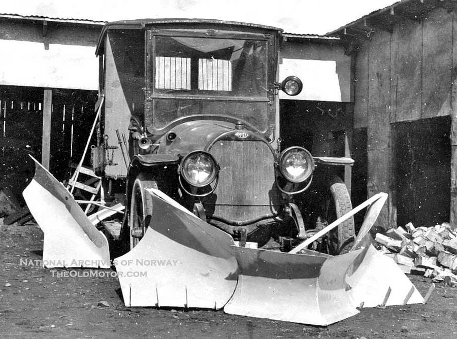 1923. Az első hóeltakarításhoz kialakított teherautó Norvégiában..jpg