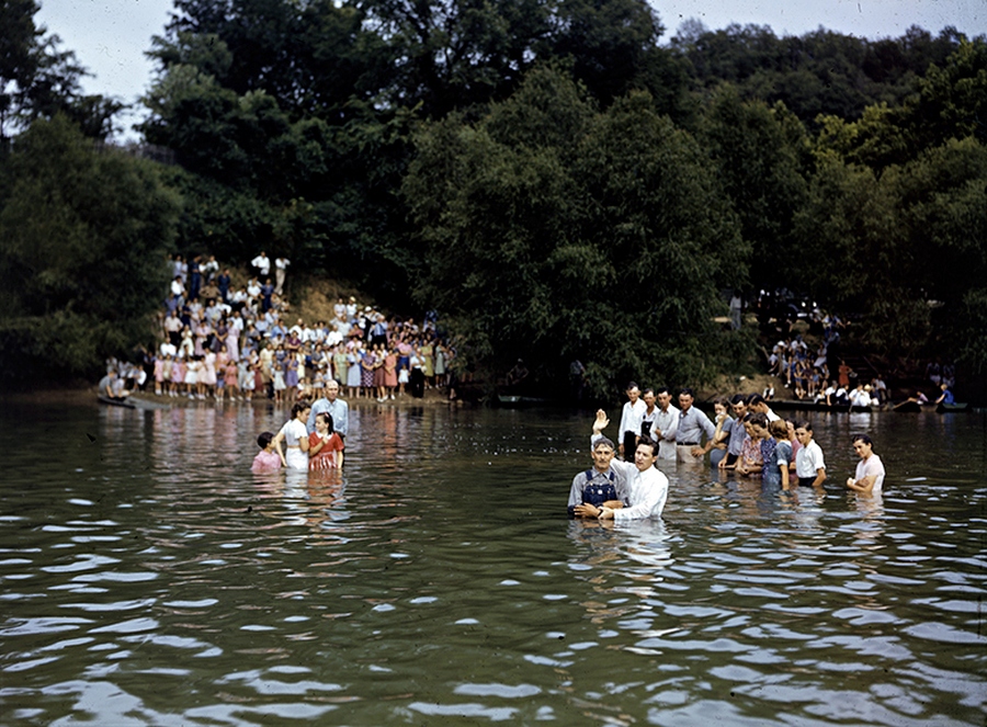 1943. Bemerítéses keresztelésre váró baptisták Arkansasban a White Riverben..jpg