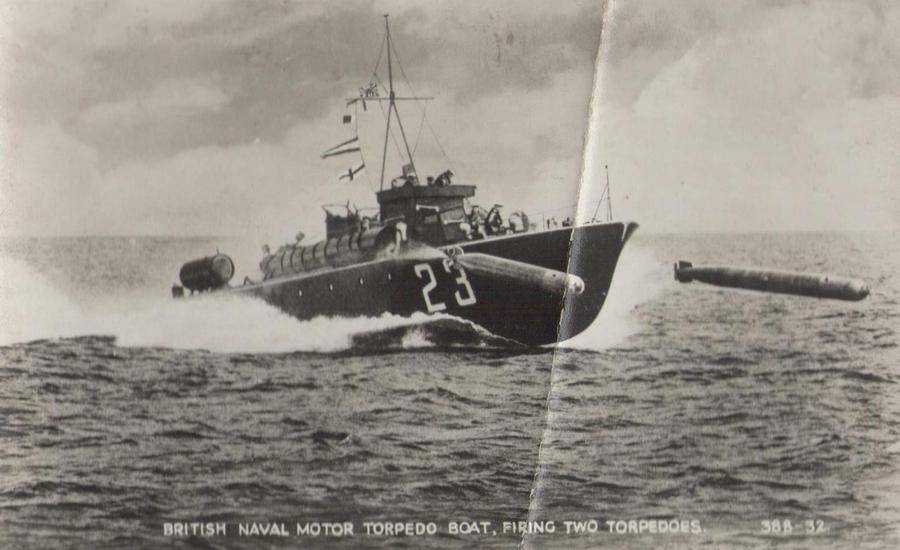 1944. Brit MTB5 torpedóhajó két torpedót lő ki..jpg