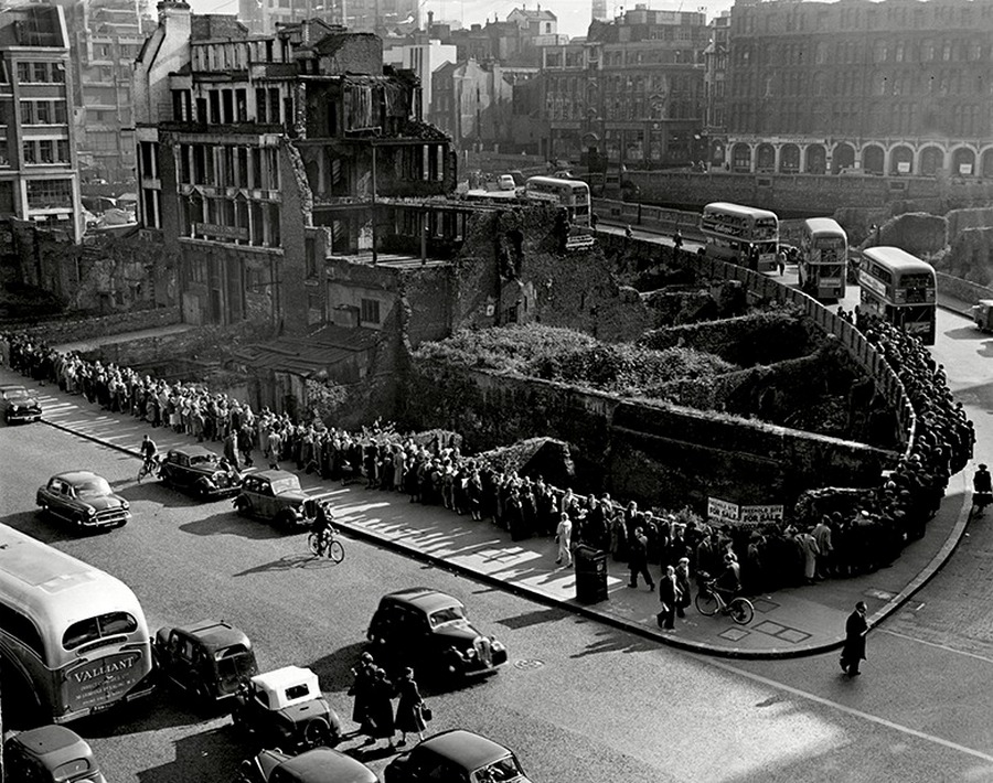 1955. A londoni villamosvezetők sztrájkja idején százak várnak a buszra..jpg