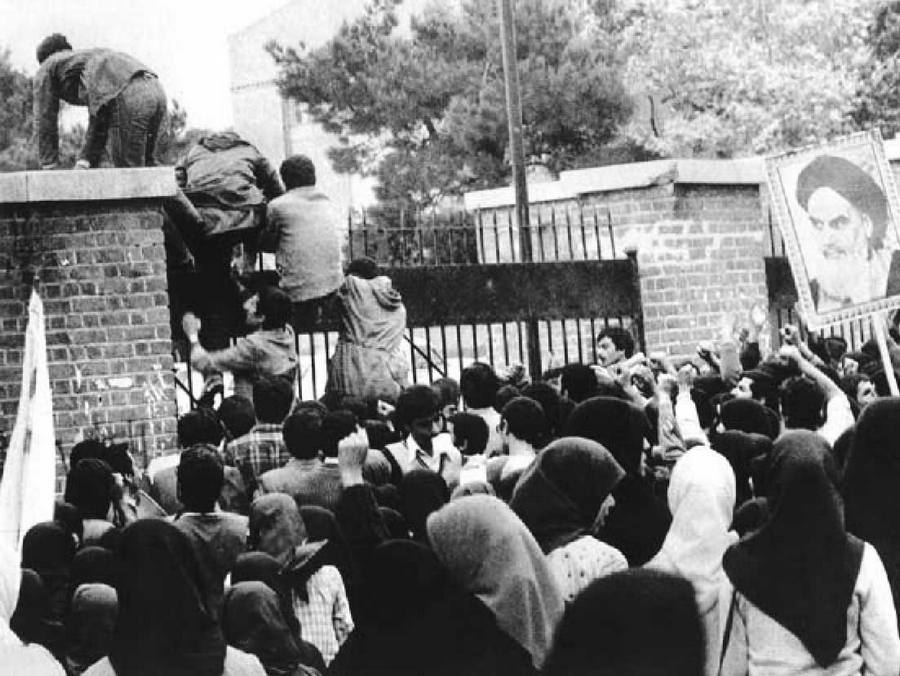 1977. november 4. Khomeini hívei megtámadják az amerikai nagykövetséget Teheránban a forradalom első napjaiban. A túszok nagy részét  444 nap után engedték csak el..jpg
