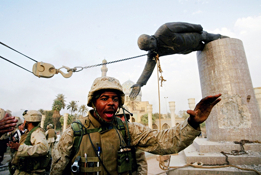 2003. április 9. Amerikai tengerészgyalogosok ledöntik Szaddam Husszein szobrát Bagdadban a Firdous téren..jpg