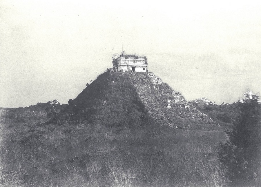 1862. Chichen Itza a megtisztítása és helyreállítása előtt.jpg