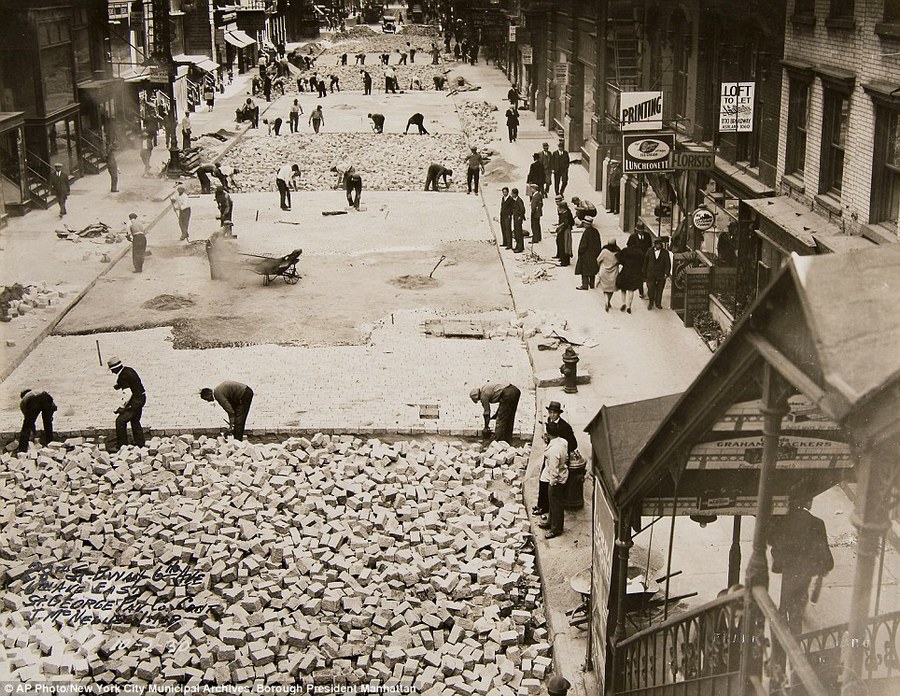 1930. A 28-ik utca kövezése Manhattanben, New York..jpg