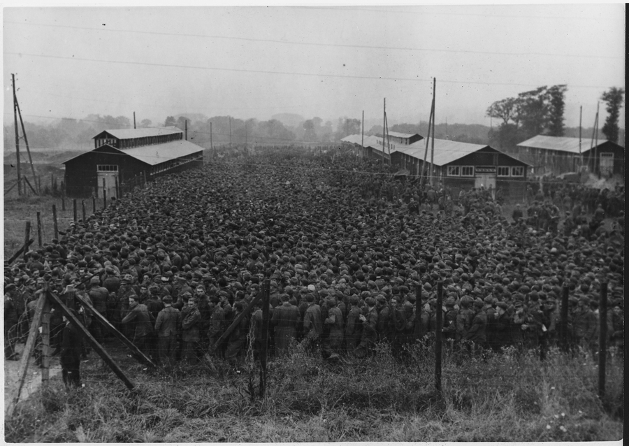 1944. június. A D-nap után elfogott német katonák összezsúfolódva a Nonant-le-Pin-ben sebtében tákolt táborban..jpg