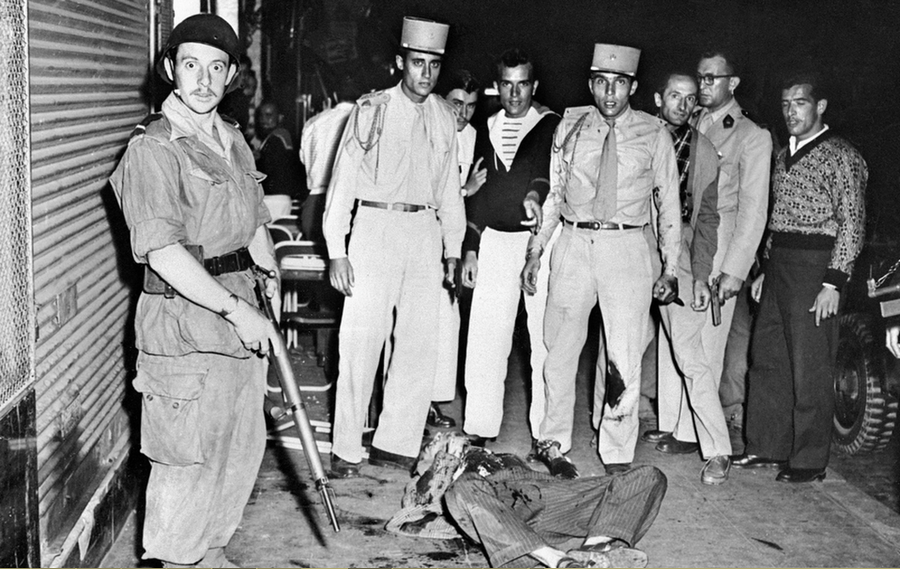 1956. Algéria. Francia idegenlégiós szúrt le egy felkelőt, aki éppen egy kézigránátot készült dobni egy szórakozóhelyre..png