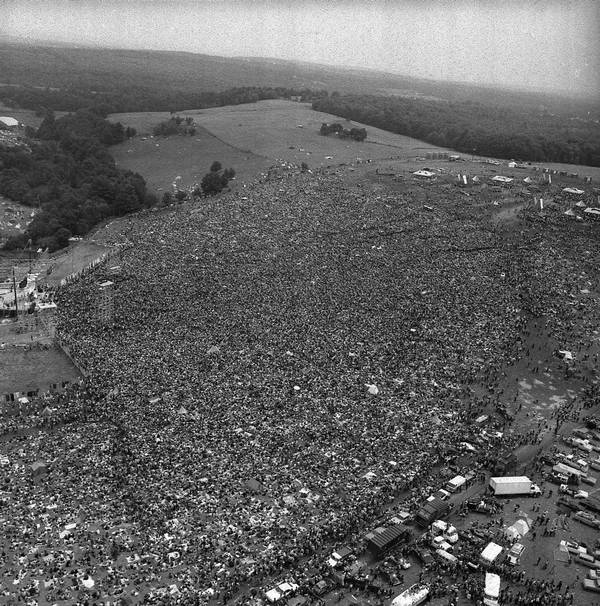 1969. Woodstock. A magánterületen megtartott rockfesztiválra a várt kb. 1500 néző helyett 400-450 ezren jöttek el..jpg