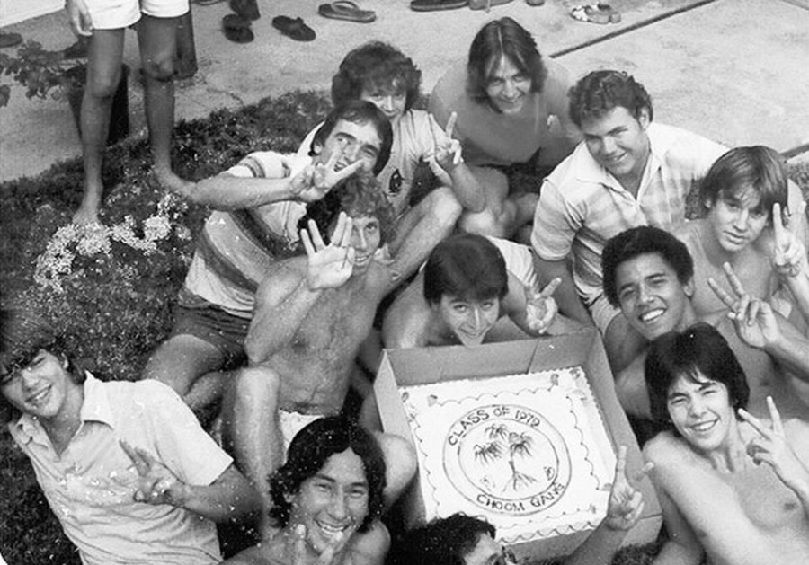 1979. Barack Obama pózol barátaival a Choom Gang-gel Hawaiion. A choom szó egy szleng a marihuana szívására..jpg
