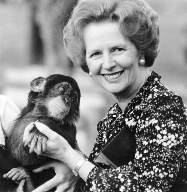 1985. Margaret Thatcher egy csimpánzzal..jpg