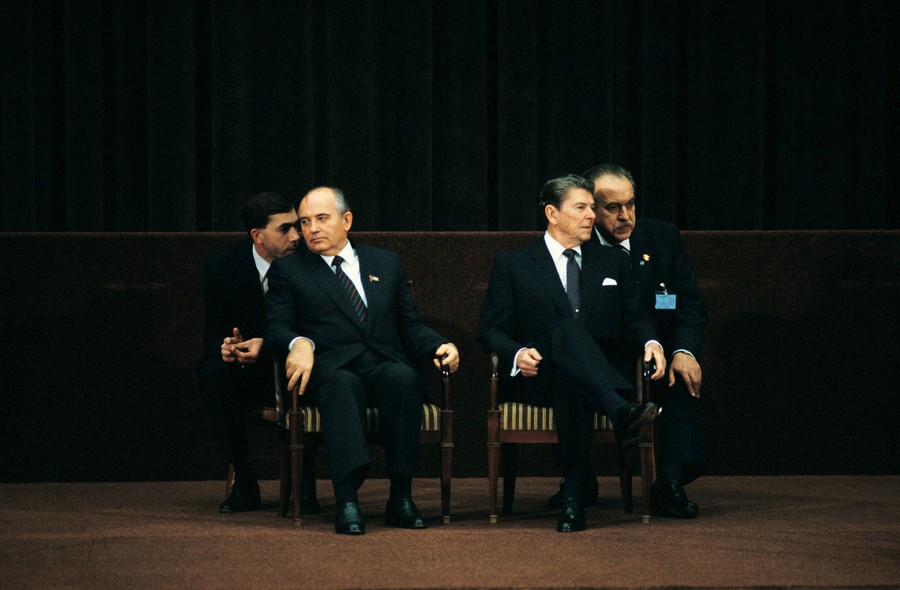 1985. Ronald Reagan és Mihail Gorbacsov megbeszélése a tolmácsaik segítségével, Svájcban..jpg