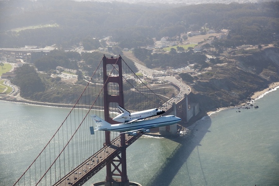 2011. június. Az Endeavour utolsó repülése, éppen a Golden Gate felett..jpg