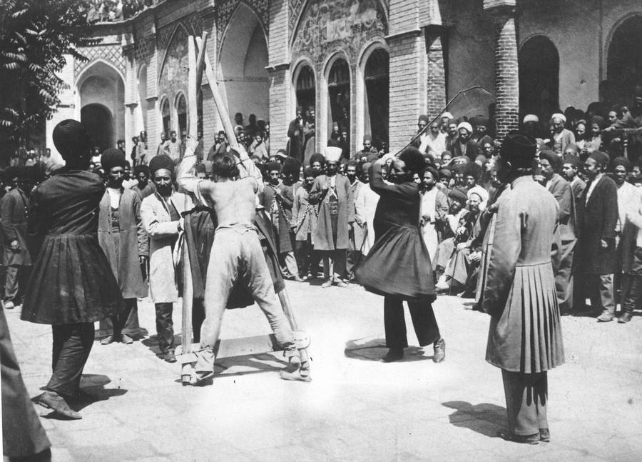 1910 körül. Perzsia (Irán). Nyilvános megvesszőzés..jpg