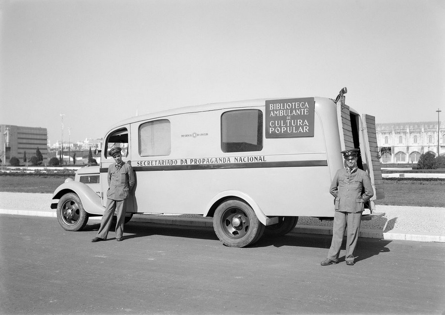 1940-es évek. Mozgó könyvtár Portugáliában..jpg