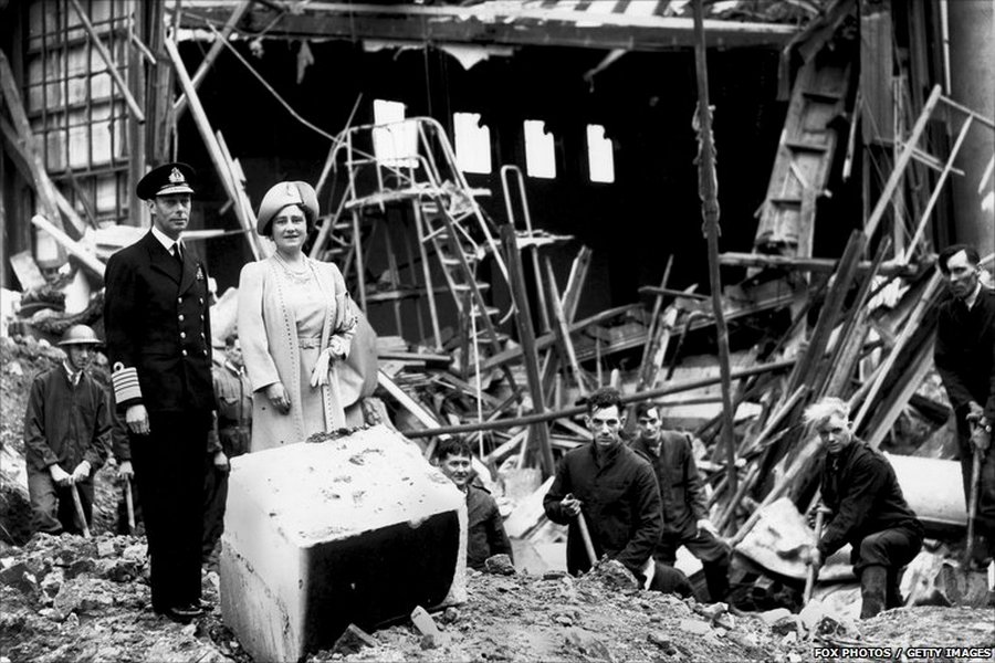 1941. A brit királyi pár, Erzsébet és György látogatja meg a londoni East End-et a német légicsapások idején..jpg