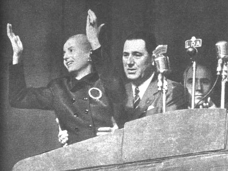 1951. október 17. Eva Perón az argentin elnök felesége, karizmatikus személyiség volt. A népe imádta. A képen már rákkal küszködve, férje segítségéval tud csak állni. Kilenc hónap múlva halt meg..jpg