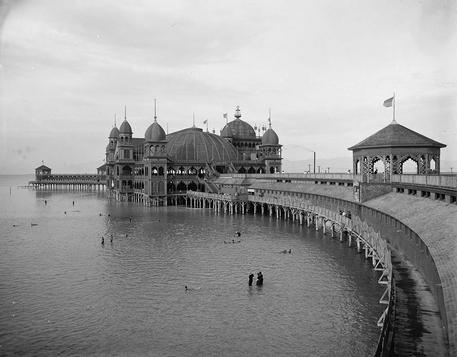 1900. Salt Air Pavilion, Great Salt Lake, Utah. Csodálatos faszerkezetű építmény. 1925-ben leégett..jpg