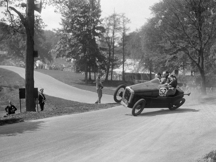 1933. Egy Austin majdnem felborult a Donington Park Race Meeting-en..jpg
