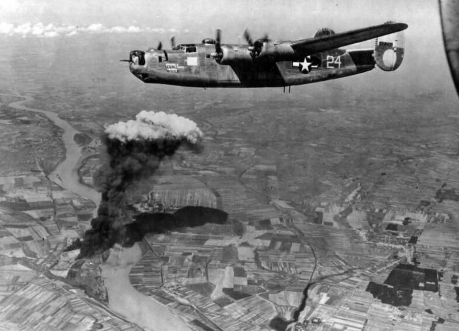 1944. augusztus 9. B-24 Liberator bombázza Almásfüzitőt..jpg