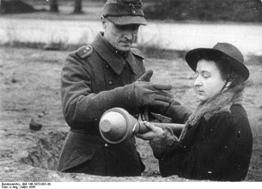 1945. március. Berlini civil nő tanulja a páncélököl használatát..jpg