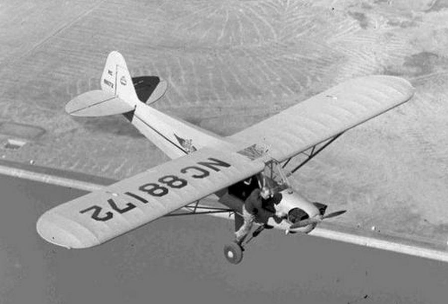 1946. Merle Larson II. vh-s veterán pilóta és ex-légibohóc próbálja beindítani a J-3 motort Concord (Kalifornia felett), a másik ülésen barátnője izgulta végig a sikeres akciót..jpg