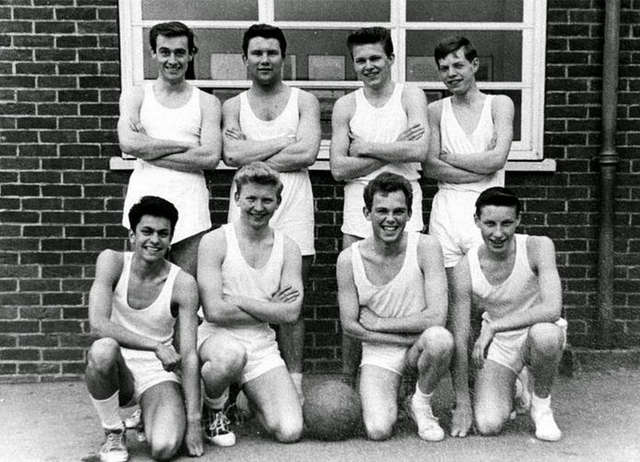 1960 körül. Mick Jagger a Dartford Grammar iskolában (hátsó sorban jobb oldalon)..jpg