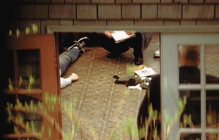 1994. április 8. Kurt Cobain-t a Nirvana együttes szövegíróját és gitárosát holtan találták házának padlásán. 3 nappal korábban lett öngyilkos..jpg