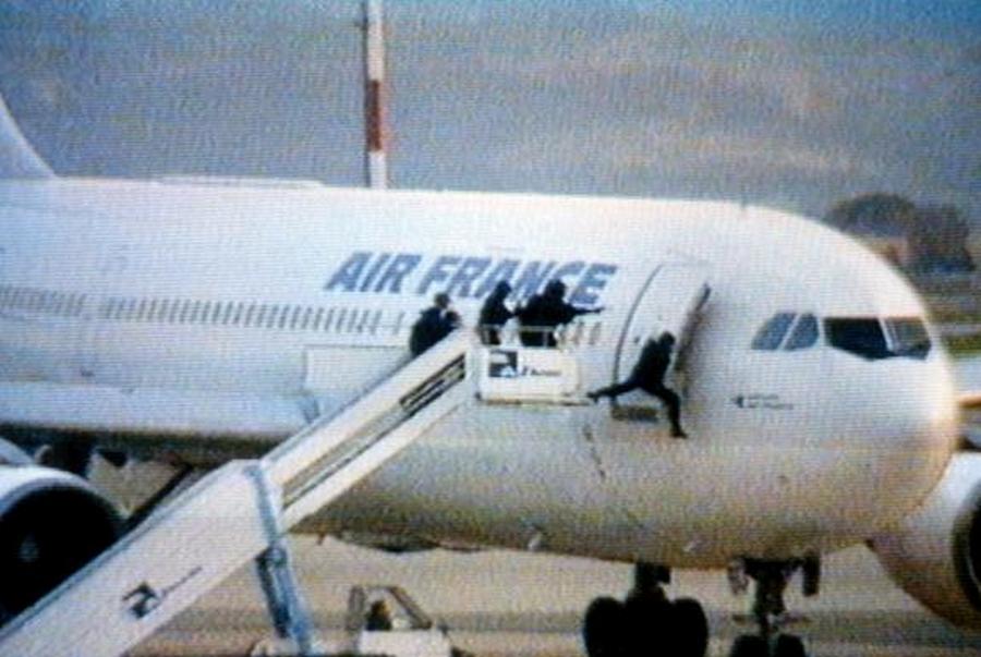 Az Air France Algériában eltérített 8969-es járatát a francia terrorista ellenes csoport, a GIGN tagjai rohanják le..jpg