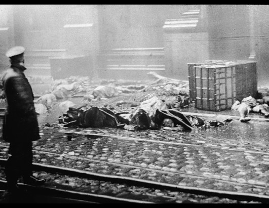 1911. 146-an haltak meg New York legnagyobb ipari katasztrófájában a Triangle Shirtwaist vállalat épülettüzében. A képen rendőr nézi az emelet....jpg