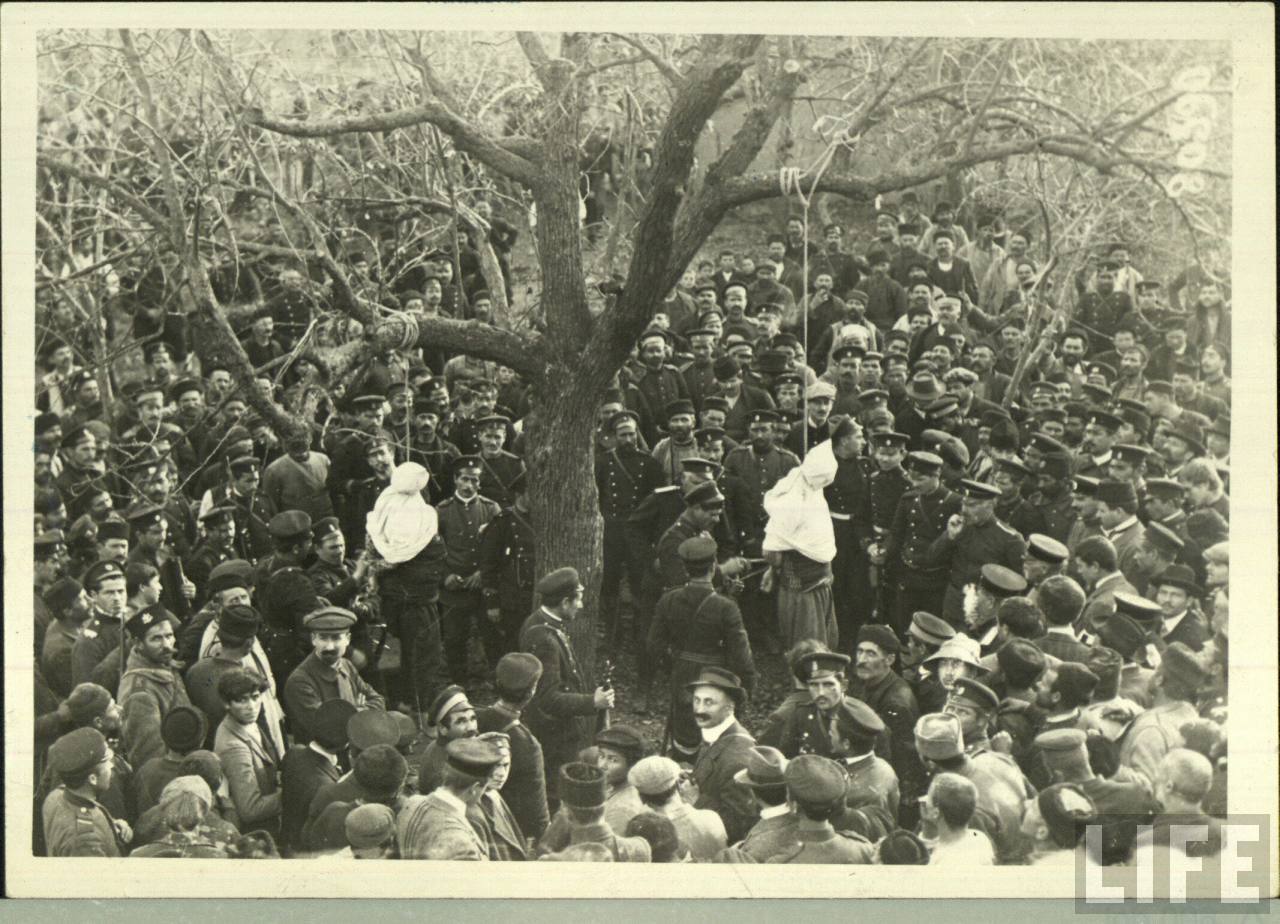 1913. Bolgárok, háborús bűnös törököket végeznek ki az első Balkán háborűban..jpg