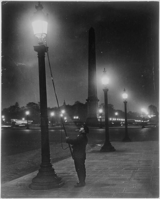 1933. Párizs, Place de la Concorde. Lámpagyújtogató..jpg