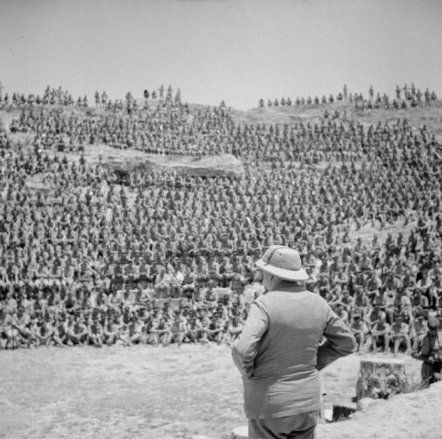 1943. Churchill beszédet mond katonái előtt Tunéziában egy római amfiteátrumban..jpg